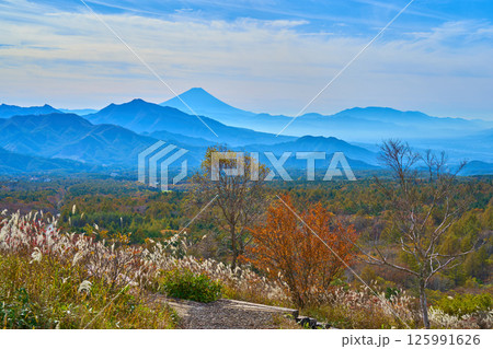 秋の山梨県北杜市美し森展望台から南側の眺望 秋の山梨県北杜市美し森展望台から南側の眺望 125991626