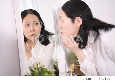 小じわやしみに悩むミドル女性 125991901