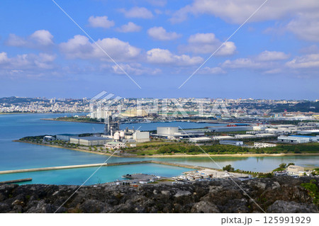勝連城跡からの眺め・西方面(沖縄県・うるま市) 勝連城跡からの眺め・西方面(沖縄県・うるま市) 125991929