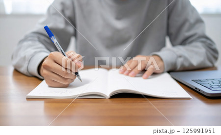 勉強をしている中高生のイメージ 125991951