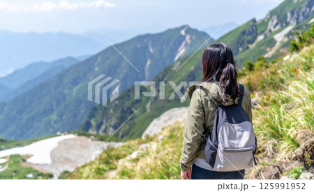 登山をする女性のイメージ 125991952