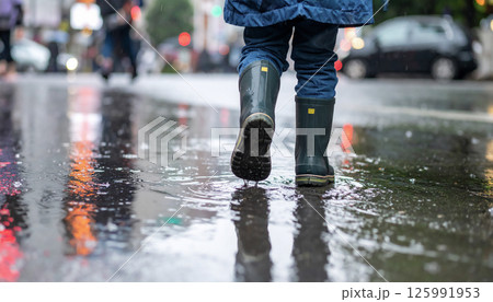 雨の中を歩く男の子のイメージ 125991953