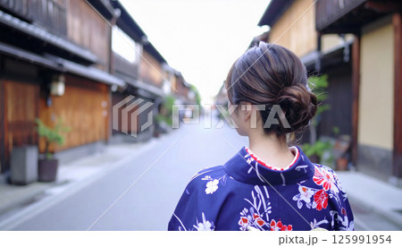 古い街並みを散策する女性のイメージ 125991954