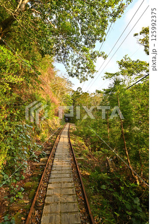 朝日が差し込むレトロなトロッコ道 朝日が差し込むレトロなトロッコ道 125992375