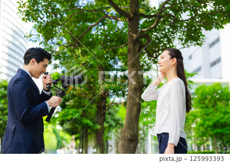 女性モデルをジンバルカメラで撮影する男性カメラマン 125993393
