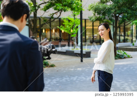 女性モデルをジンバルカメラで撮影する男性カメラマン 125993395