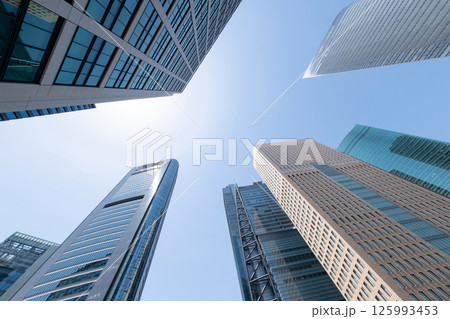 高層ビルを見上げるオフィス街の風景 125993453
