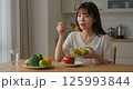 ヘルシーライフ｜野菜たっぷりの朝食を採る女性 125993844