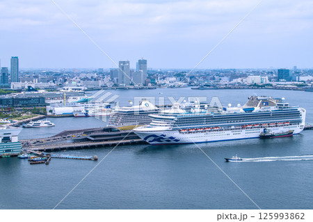 日本の横浜都市景観3隻の豪華客船。ノルウェージャン・スピリットやリビエラ、ダイヤモンド・プリンセス 125993862