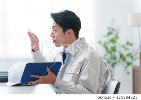会議する作業着のビジネスマン 125994025