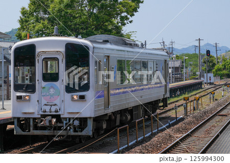 やなせたかし氏が少年時代に過ごした最寄りの御免駅と鉄道列車 125994300