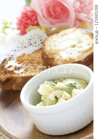 デニッシュ食パンとポテトサラダ 125995289