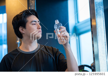 ジムで水を口に含む日本人男性 ジムで水を口に含む日本人男性 125995601