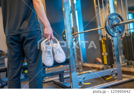 ジムで靴を持つ日本人男性 125995642