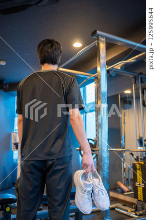 ジムで靴を持つ日本人男性 ジムで靴を持つ日本人男性 125995644