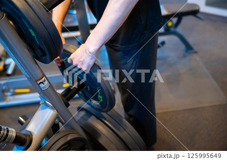 ジムでプレートを持つ日本人男性 ジムでプレートを持つ日本人男性 125995649