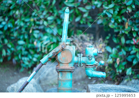 レトロな井戸ポンプ 125995653