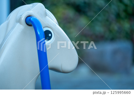 公園の遊具 125995660