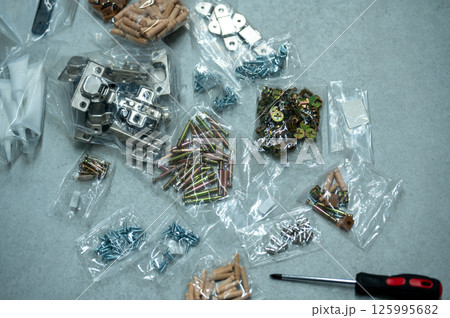 組み立て家具の部品と付属パーツの平置き 組み立て家具の部品と付属パーツの平置き 125995682
