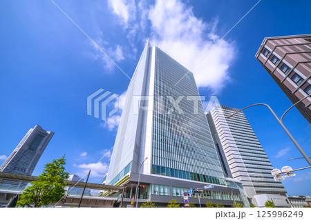 日本の横浜都市景観 桜木町駅前・横浜市役所や横浜ランドマークタワーなどビル群を望む 125996249