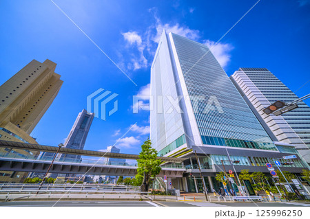 日本の横浜都市景観 桜木町駅前・横浜市役所や横浜ランドマークタワーなどビル群を望む 日本の横浜都市景観 桜木町駅前・横浜市役所や横浜ランドマークタワーなどビル群を望む 125996250