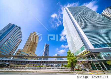 日本の横浜都市景観 桜木町駅前・横浜市役所や横浜ランドマークタワーなどビル群を望む 125996251