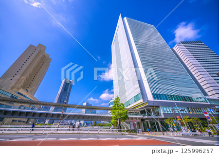 日本の横浜都市景観 桜木町駅前・横浜市役所や横浜ランドマークタワーなどビル群を望む 125996257