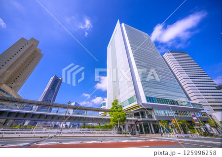 日本の横浜都市景観 桜木町駅前・横浜市役所や横浜ランドマークタワーなどビル群を望む 125996258