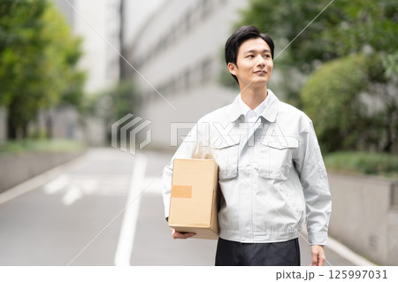 荷物を運ぶドライバー 荷物を運ぶドライバー 125997031