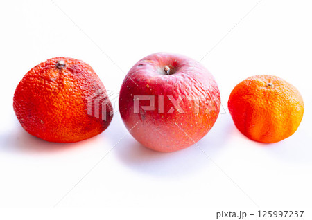 朽ちた果物　リンゴとみかん 125997237