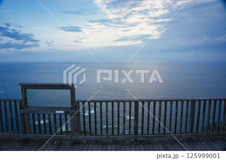 小笠原 父島 ウェザーステーションから見た海 小笠原 父島 ウェザーステーションから見た海 125999001