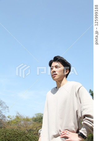 遠くを見る若い男性ライフスタイルイメージ 125999188