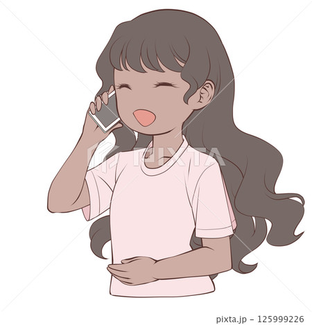 スマホで電話をかける褐色肌の若い女性・笑顔 125999226