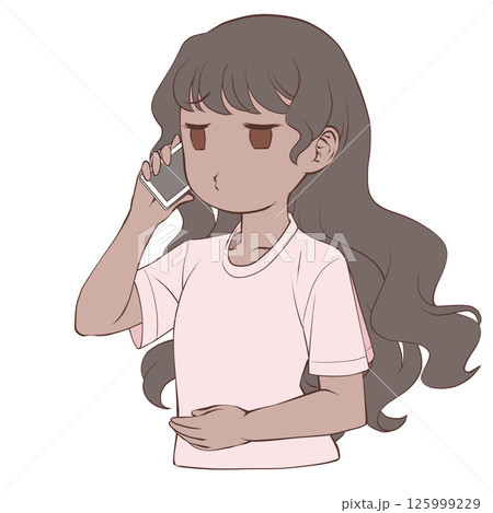 スマホで電話をかける褐色肌の若い女性・むくれる 125999229