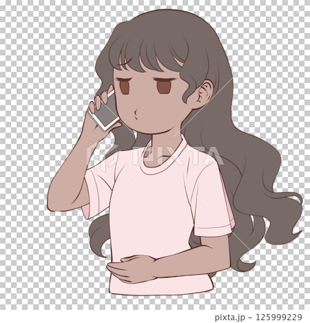 スマホで電話をかける褐色肌の若い女性・むくれる 125999229