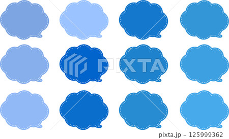 雲の形の吹き出しセット。たくさんの青系の色。吹き出しの内側に白い破線。吹き出しの尻尾は右下。 125999362