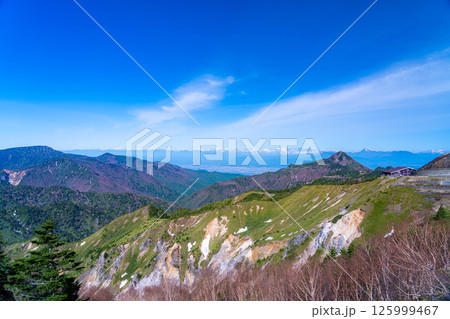 【山岳素材】初夏の志賀高原から眺める善光寺平方面【長野県】 125999467