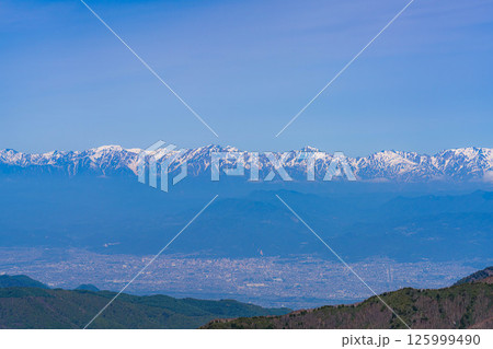 【山岳素材】初夏の志賀高原から眺める善光寺平方面【長野県】 125999490