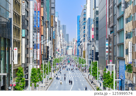 東京_銀座中央通りの風景 125999574