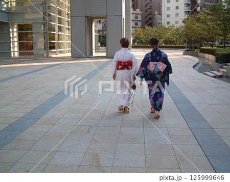 高層ビルの足元を浴衣で散歩 125999646