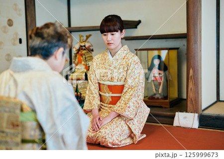 茶道体験をする着物姿の20代女性 茶道体験をする着物姿の20代女性 125999673
