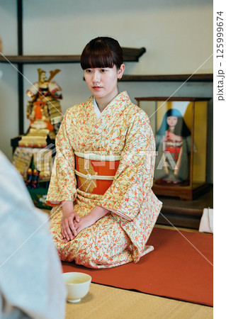 茶道体験をする着物姿の20代女性 茶道体験をする着物姿の20代女性 125999674