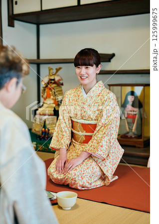 茶道体験をする着物姿の20代女性 茶道体験をする着物姿の20代女性 125999675