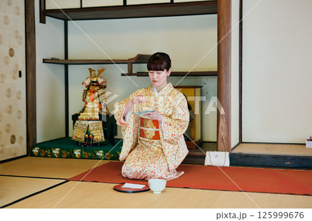 茶道体験をする着物姿の20代女性 茶道体験をする着物姿の20代女性 125999676