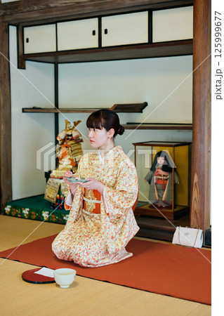 茶道体験をする着物姿の20代女性 125999677