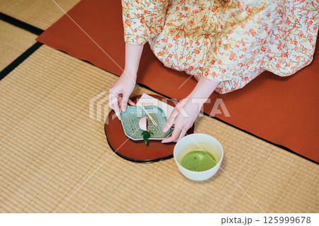 茶道体験をする着物姿の20代女性 茶道体験をする着物姿の20代女性 125999678