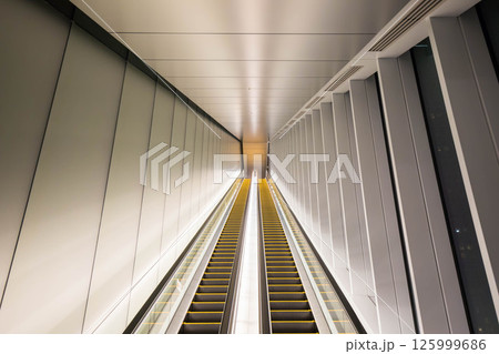 長いエスカレーター 125999686