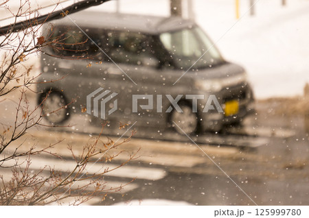 雪道と車 125999780