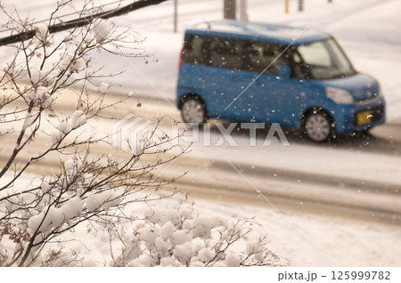 雪道と車 雪道と車 125999782