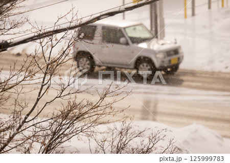 雪道と車 125999783